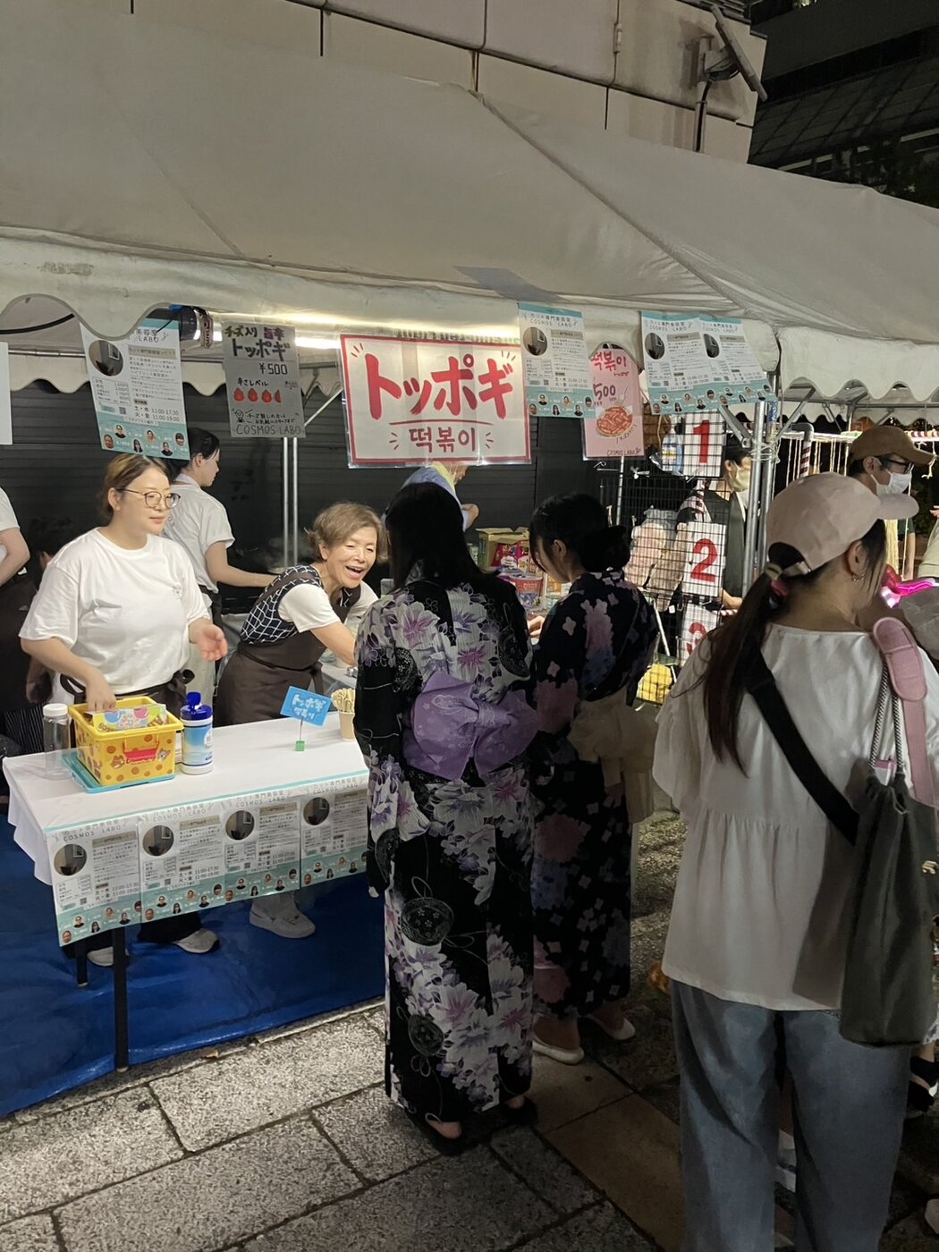 浴衣姿でCOSMOSのトッポギ屋台に立ち寄るお客様
